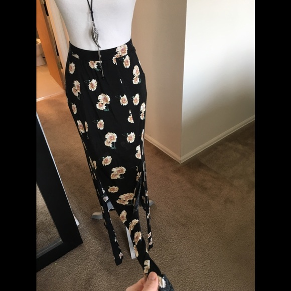 High Waisted Daisy Maxi Skirt 🌸 - Picture 3 of 7